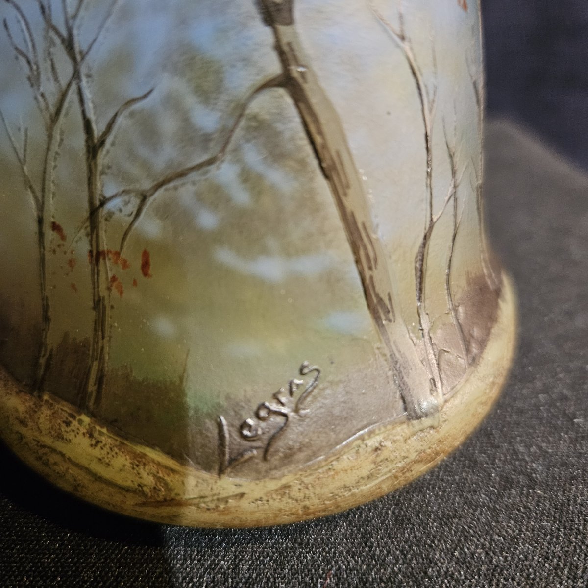 Legras. Petit vase en verre dégagé à l'acide à décor d'un paysage lacustre. Signé Legras-photo-2