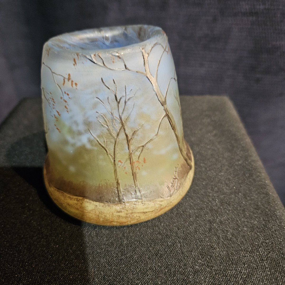Legras. Petit vase en verre dégagé à l'acide à décor d'un paysage lacustre. Signé Legras-photo-4