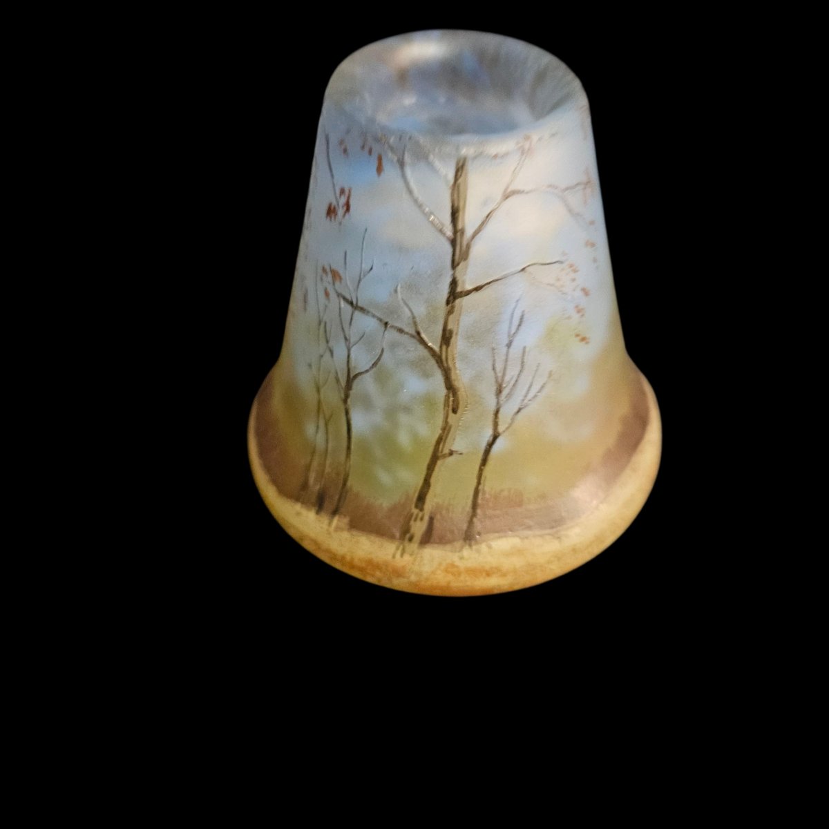 Legras. Petit vase en verre dégagé à l'acide à décor d'un paysage lacustre. Signé Legras