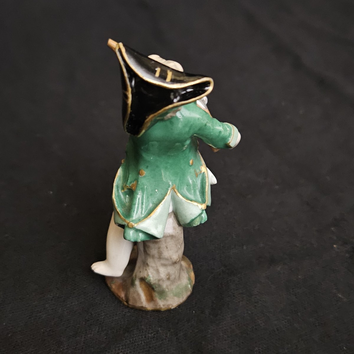 Meissen - figurine en porcelaine polychrome représentant un enfant au fusil - Fin 19ème siècle-photo-3