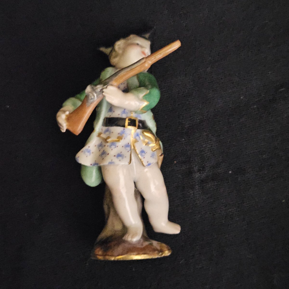 Meissen - figurine en porcelaine polychrome représentant un enfant au fusil - Fin 19ème siècle