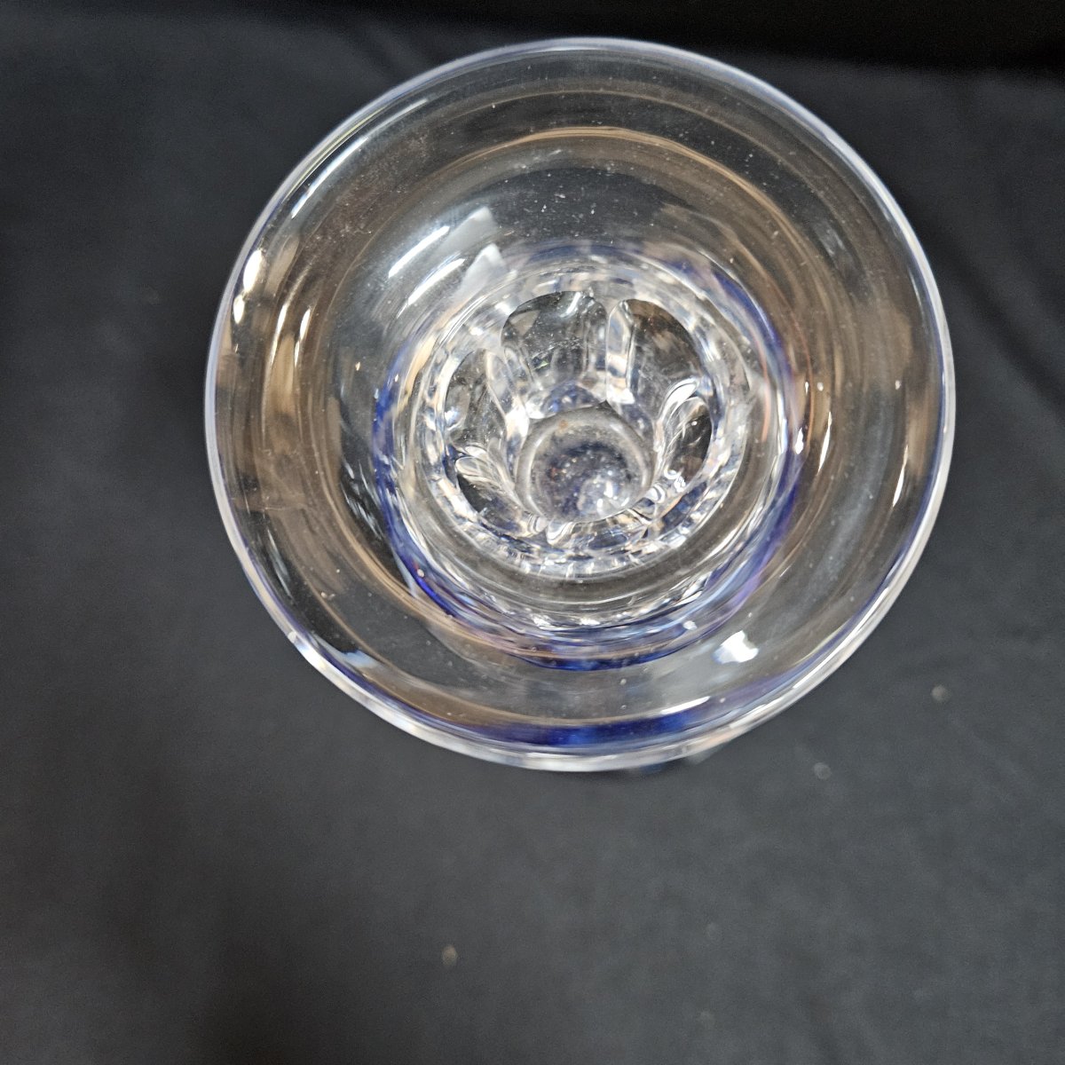 Val Saint Lambert - Bougeoir en cristal clair doublé bleu.  20ème siècle. -photo-4