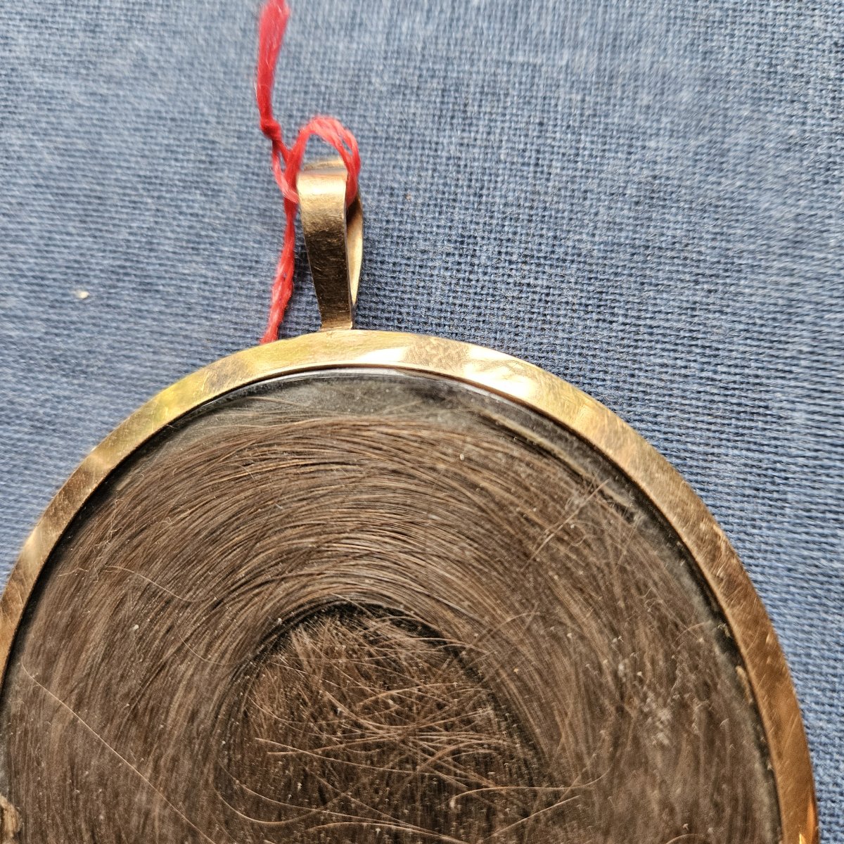 miniature sur support dans médaillon en or 14 kt, fin 18ème - début 19ème siècle-photo-1