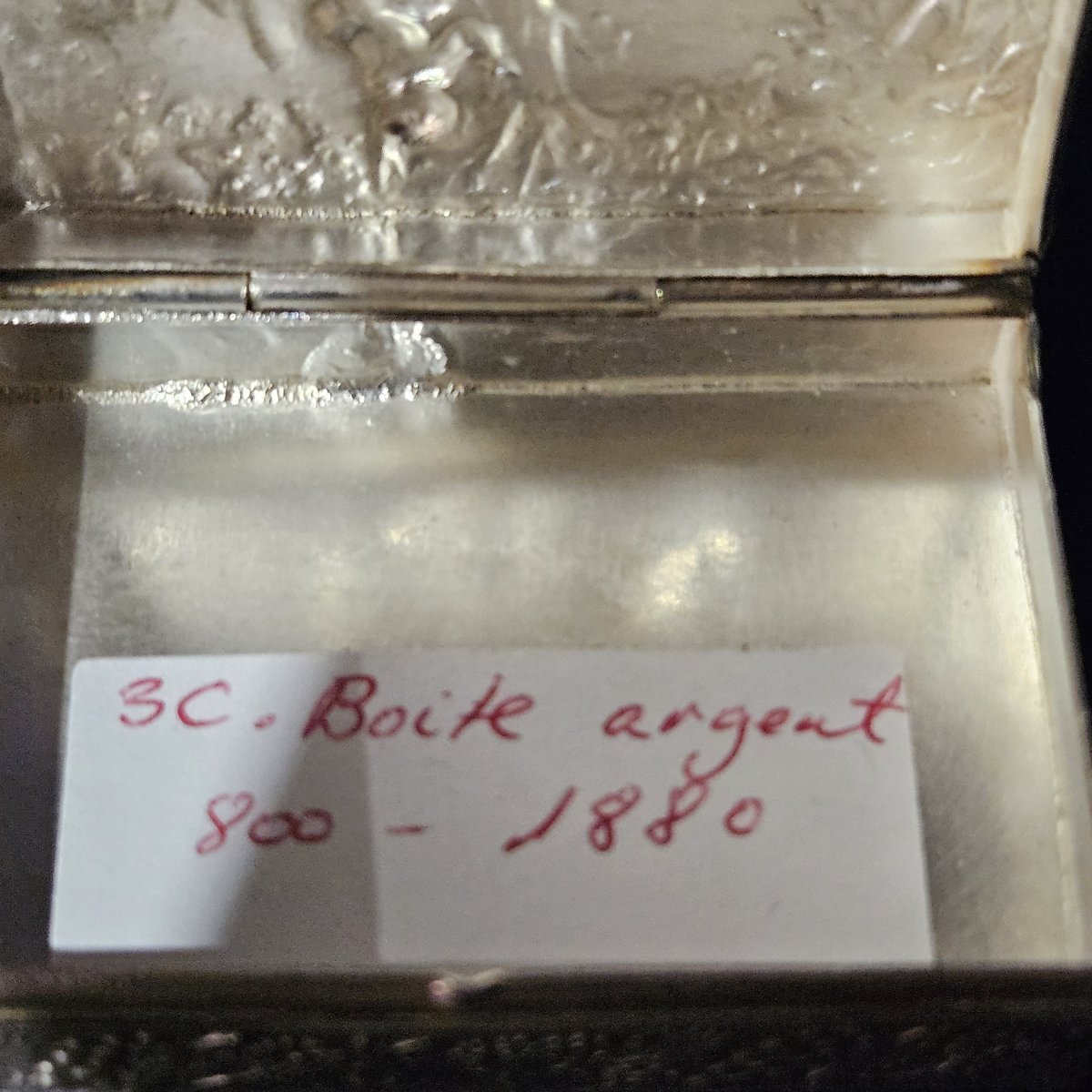petites boîte à pilules en argent 800 représentant une scène bucolique de putti . 20ème S-photo-3