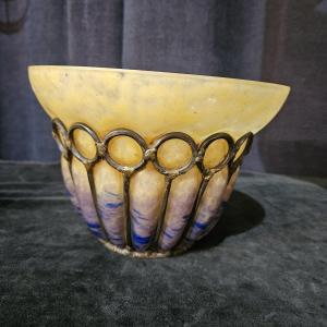 Schneider.  Coupe en verre soufflé dans une monture en fer forgé, d'époque art déco, signée