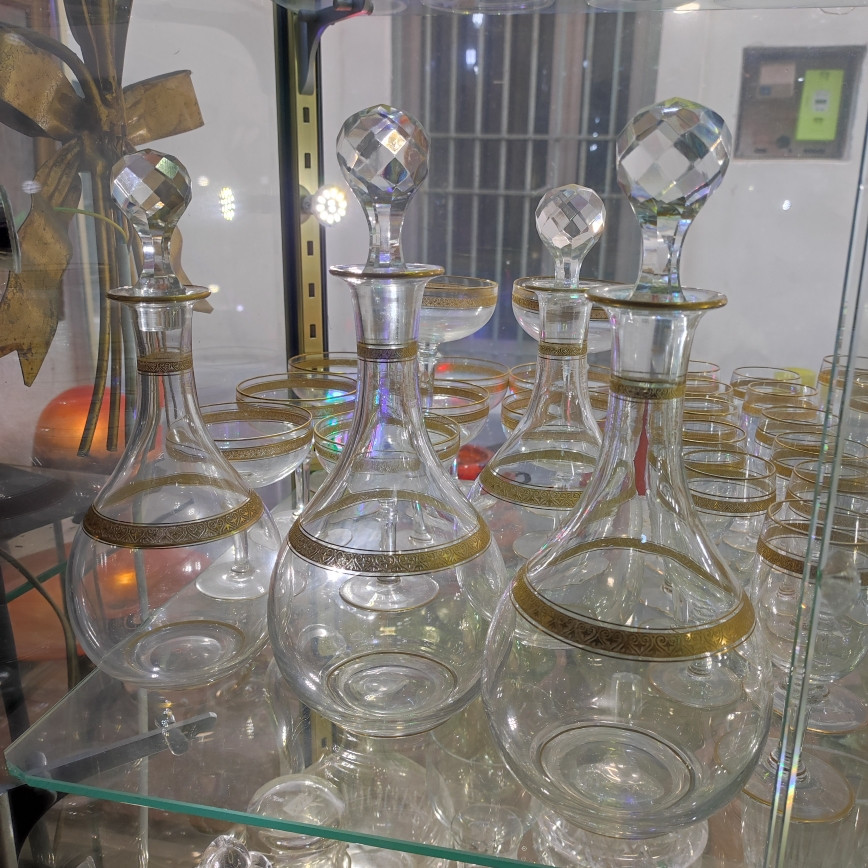 ENSEMBLE DE VERRES ET CARAFES DOREES A LA FEUILLES