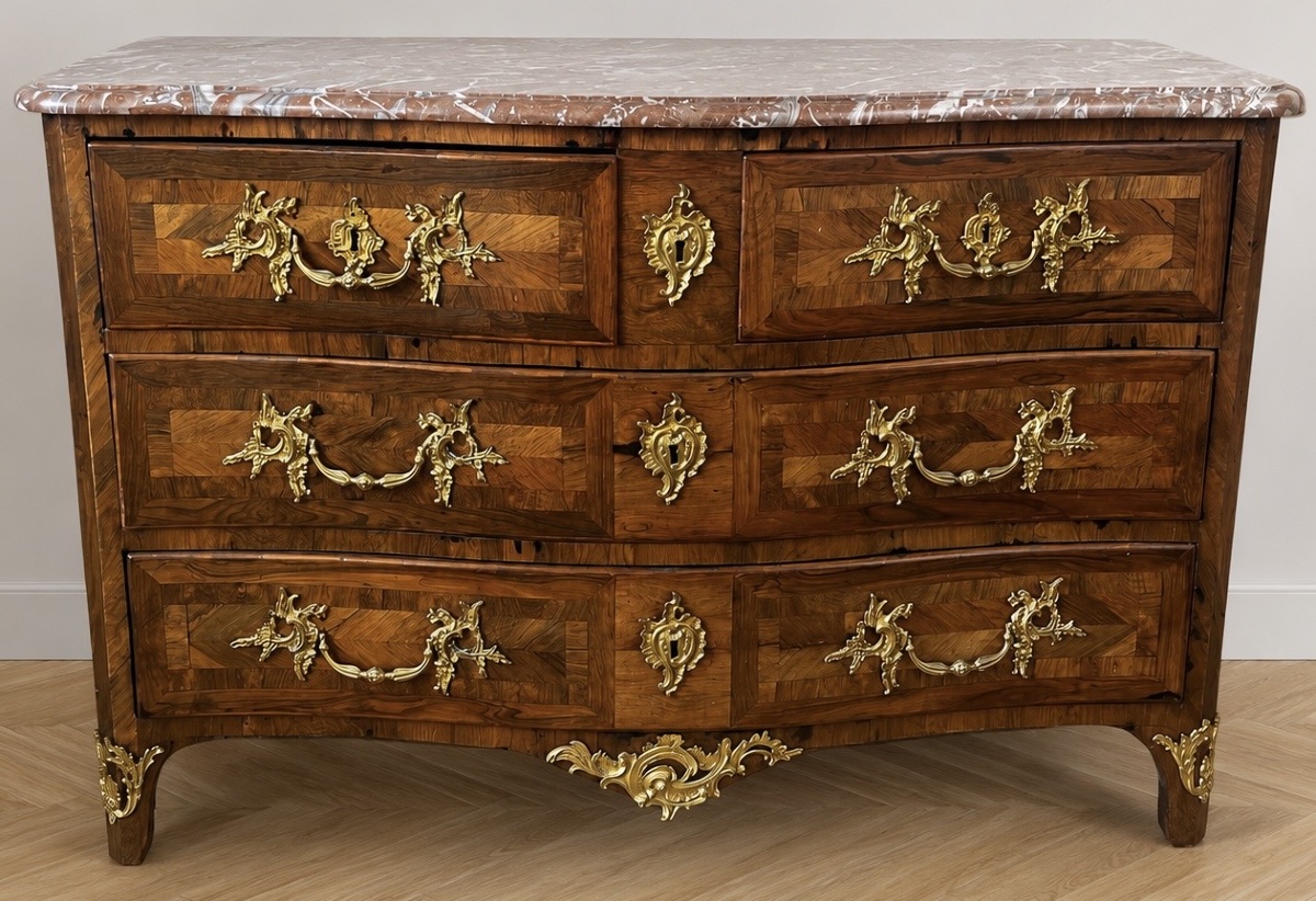 Authentique commode galbée régence bois de violette 18 eme 