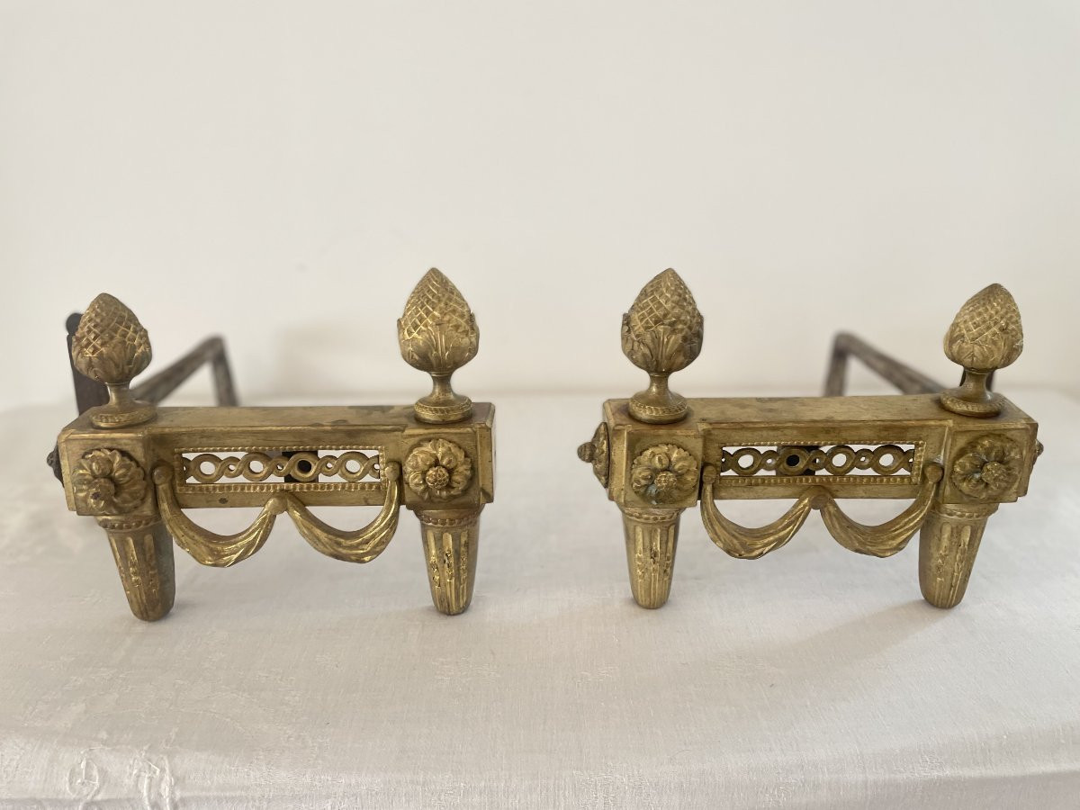 PAIRE DE CHENETS EN BRONZE DE STYLE LOUIS XVI-photo-3