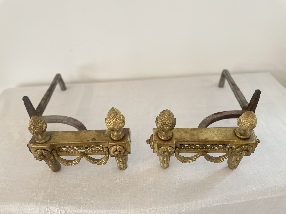 PAIRE DE CHENETS EN BRONZE DE STYLE LOUIS XVI