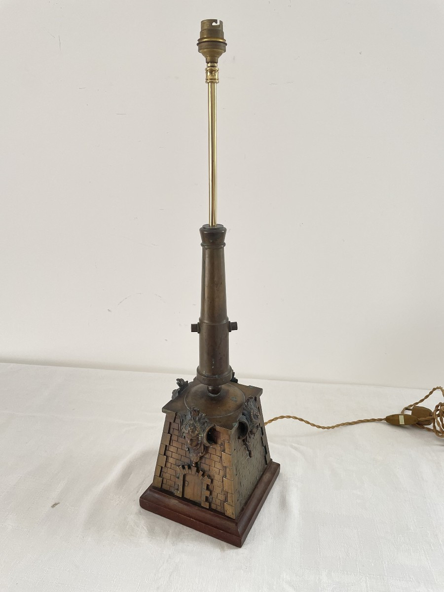 LAMPE EN BRONZE A DECOR D'UN CANON