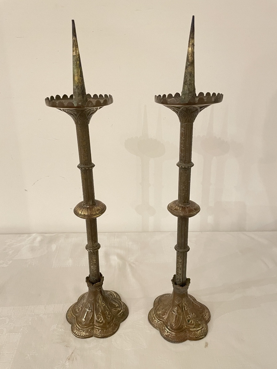 Paire de piques cierges de style Néogothique 