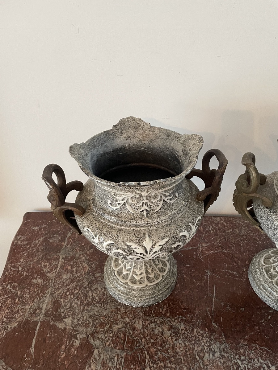 Paire de vases en fonte émaillée de forme Médicis XIX siècle -photo-3