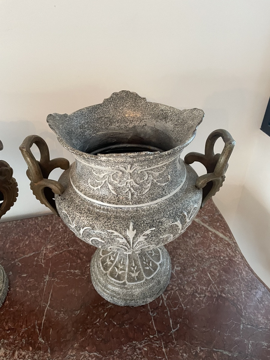 Paire de vases en fonte émaillée de forme Médicis XIX siècle -photo-4