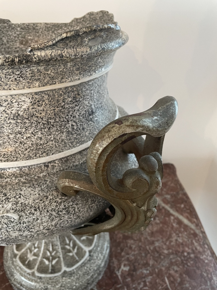 Paire de vases en fonte émaillée de forme Médicis XIX siècle -photo-5