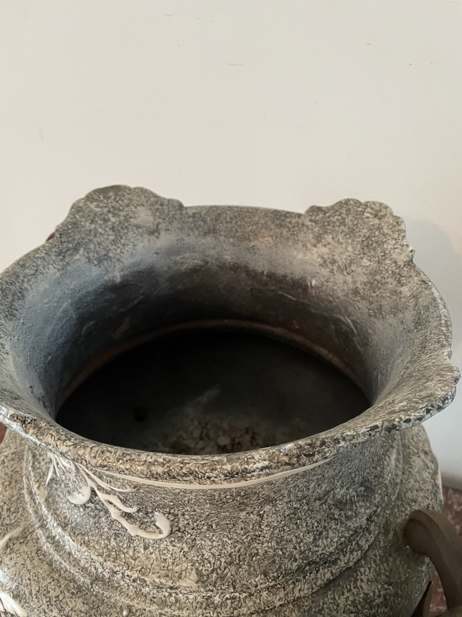 Paire de vases en fonte émaillée de forme Médicis XIX siècle -photo-8