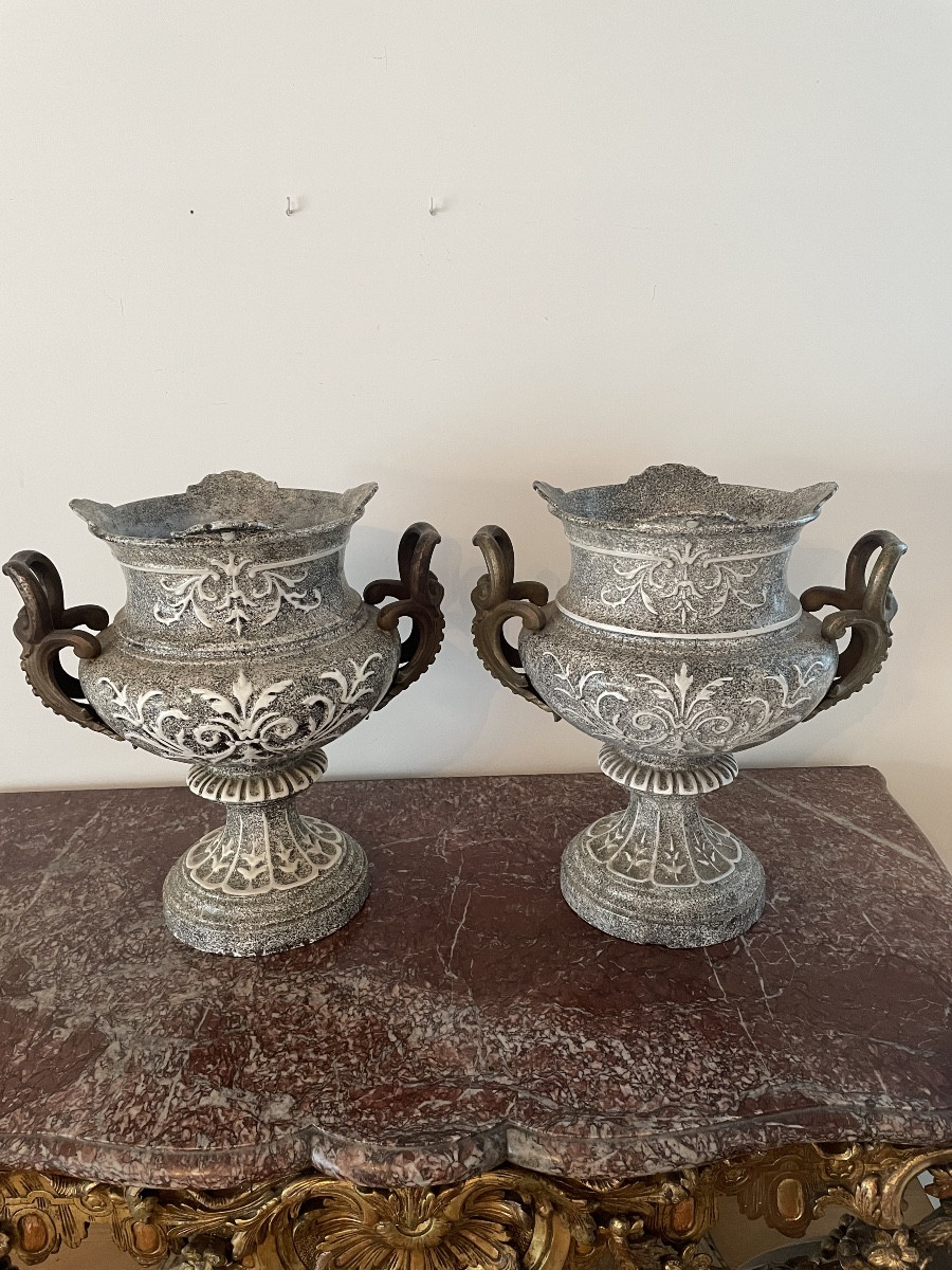 Paire de vases en fonte émaillée de forme Médicis XIX siècle 