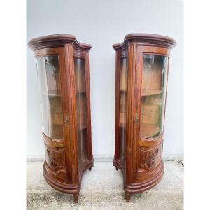 PAIRE DE VITRINES LOUIS XVI EN NOYER 