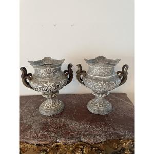 Paire de vases en fonte émaillée de forme Médicis XIX siècle 