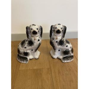 Paire de cavaliers King Charles en faïence