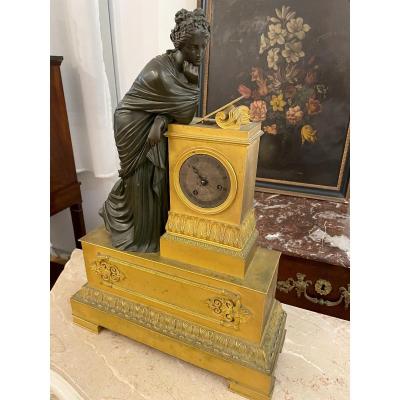 GRANDE PENDULE EN BRONZE DORE D'EPOQUE RESTAURATION