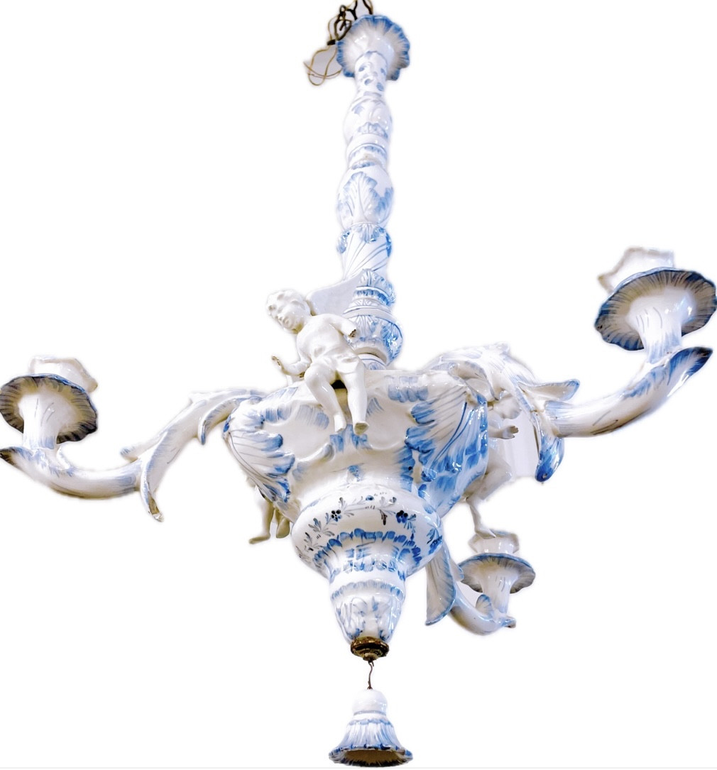 Lustre avec trois angelots de style Capodimonte