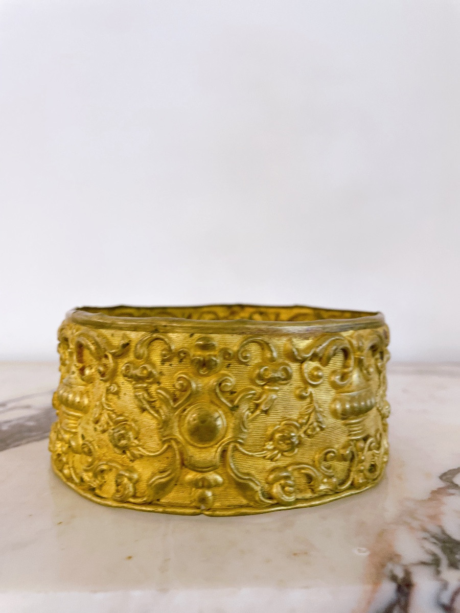 Virgin's Crown In Embossed Gold Metal -photo-4