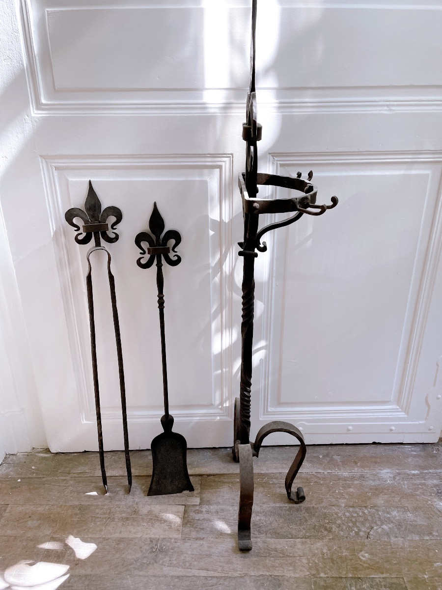 Serviteur de cheminée avec pelle et pince en fer forgé noir au motif fleur de lys-photo-1