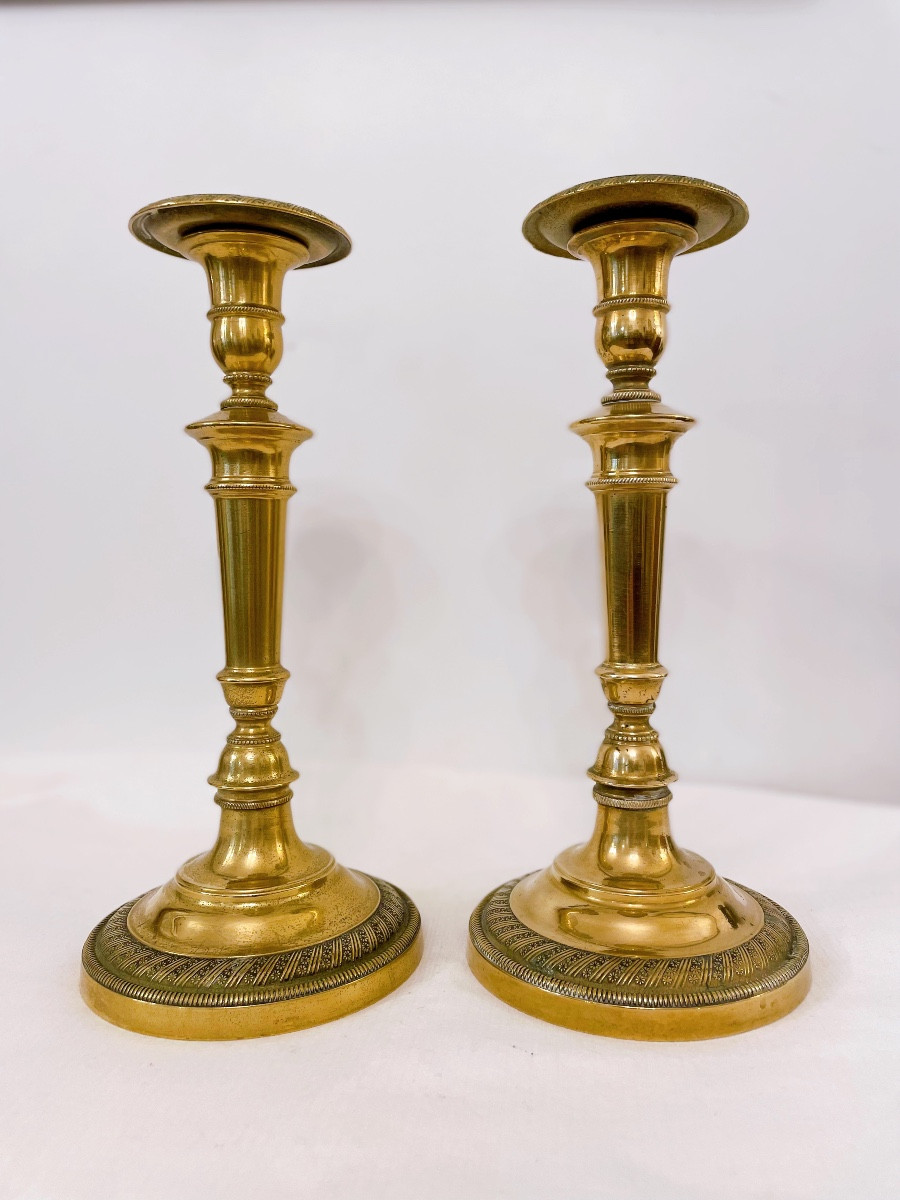 Paire de chandeliers en bronze avec des bobèches assorties  XIXEME siècle 