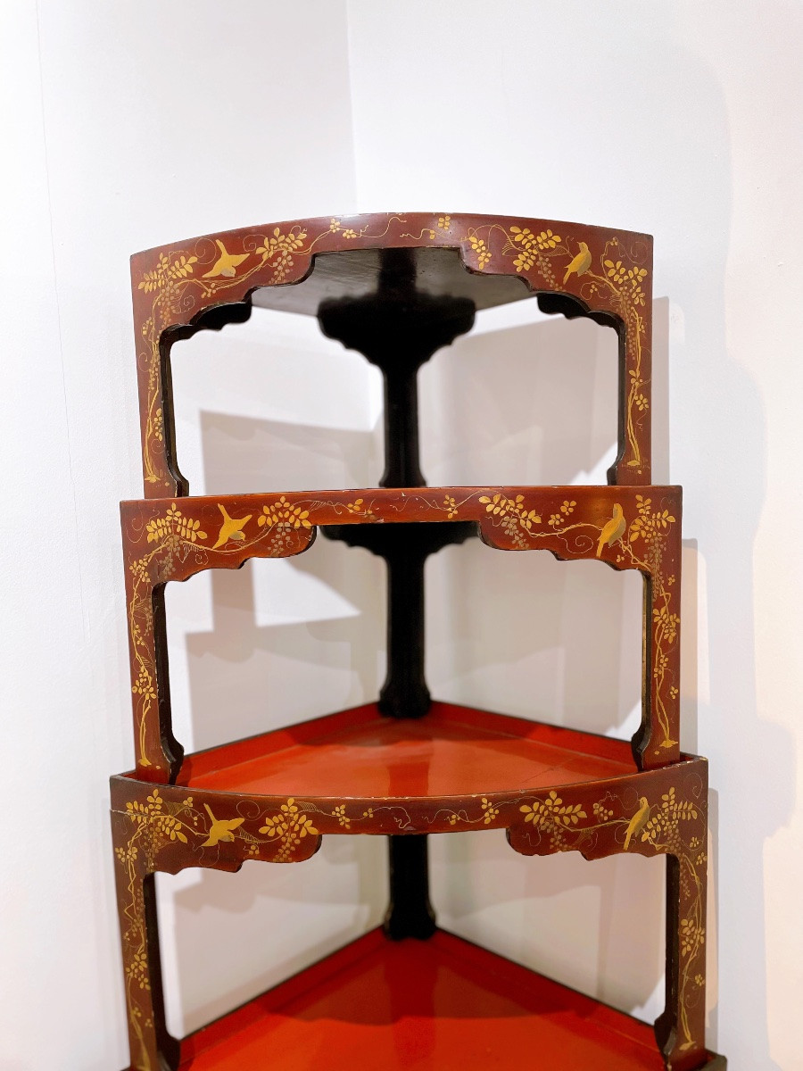 série de 6 petites tables en bois laqués rouge d'angle avec décor peint de motifs d’oiseaux -photo-3