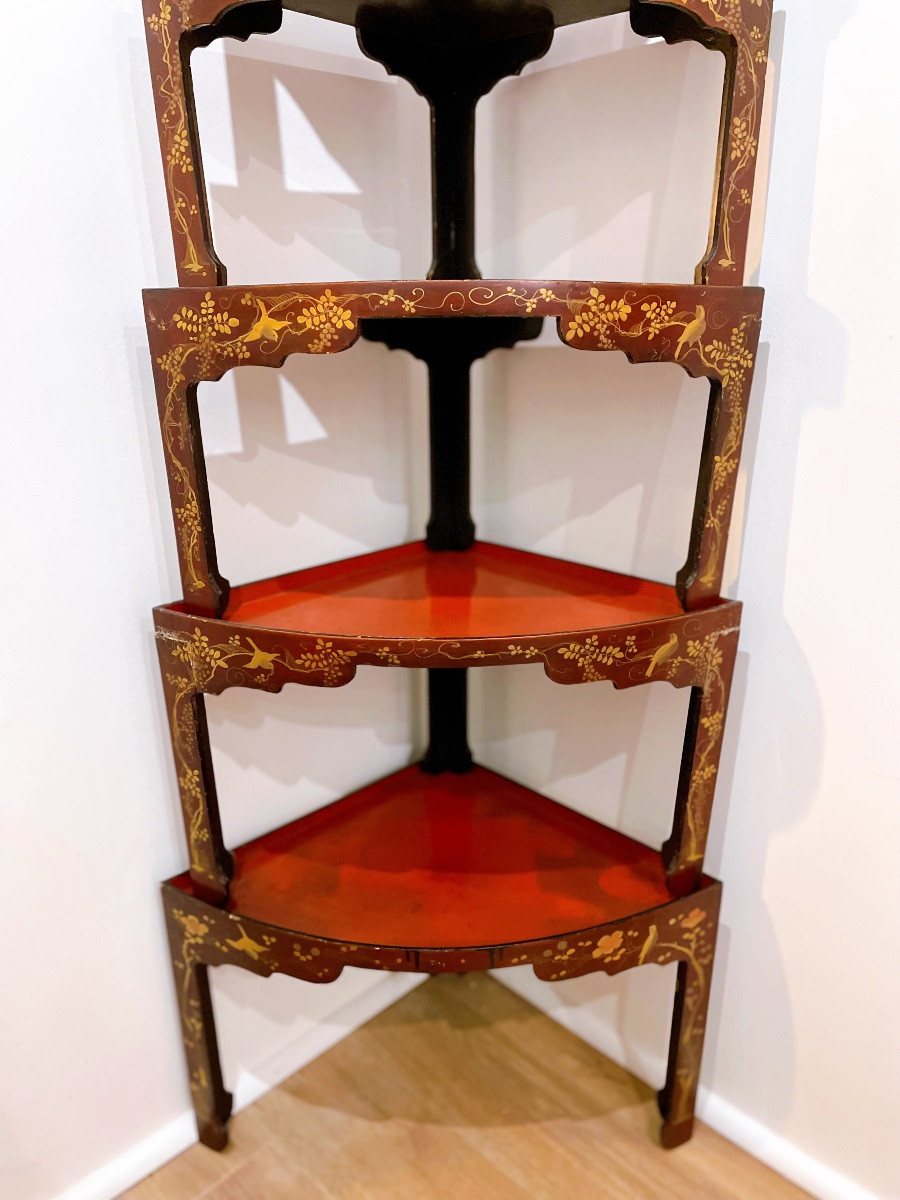 série de 6 petites tables en bois laqués rouge d'angle avec décor peint de motifs d’oiseaux -photo-4