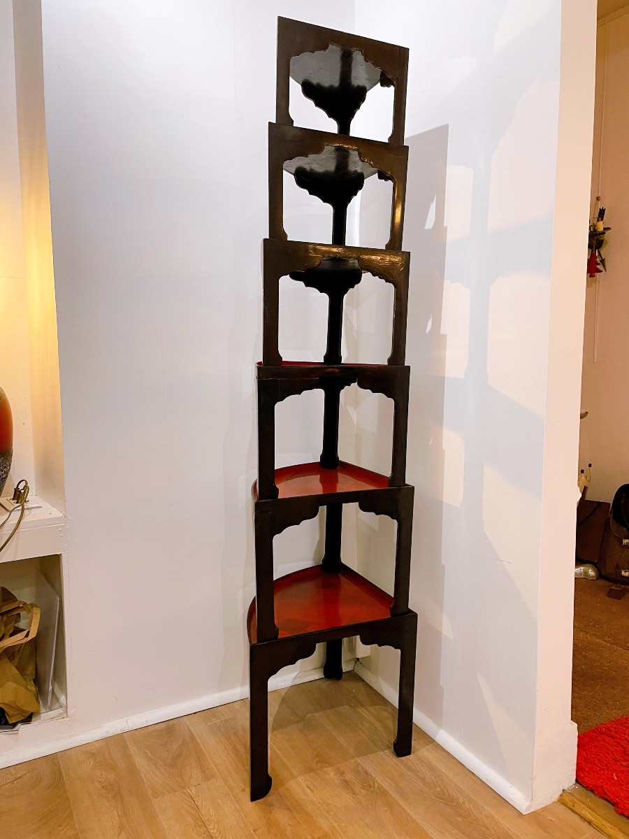 série de 6 petites tables en bois laqués rouge d'angle avec décor peint de motifs d’oiseaux -photo-1