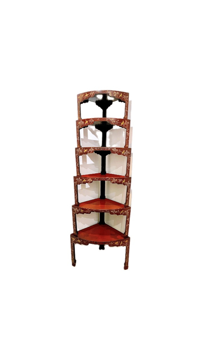 série de 6 petites tables en bois laqués rouge d'angle avec décor peint de motifs d’oiseaux -photo-4