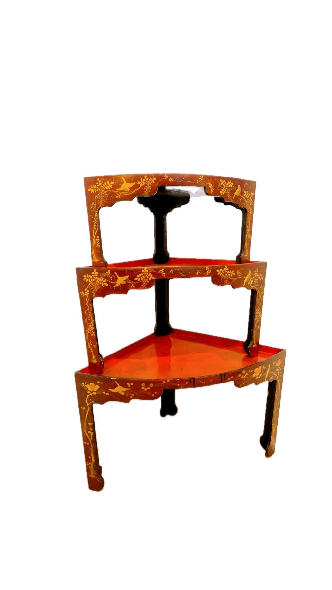 série de 6 petites tables en bois laqués rouge d'angle avec décor peint de motifs d’oiseaux -photo-5