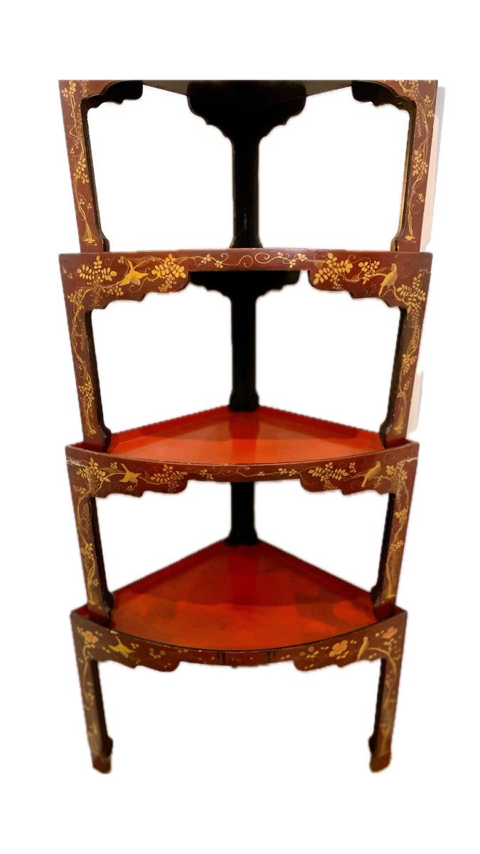 série de 6 petites tables en bois laqués rouge d'angle avec décor peint de motifs d’oiseaux -photo-6