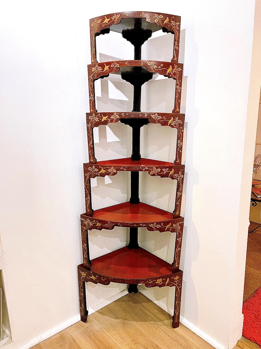 série de 6 petites tables en bois laqués rouge d'angle avec décor peint de motifs d’oiseaux 