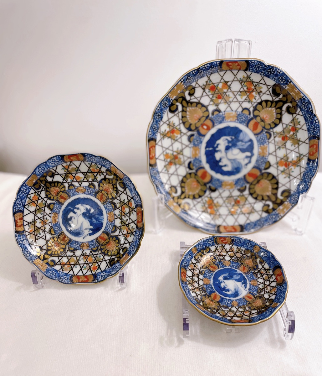Ensemble de trois assiettes en porcelaine japonaise Imari fin XIXᵉ siècle