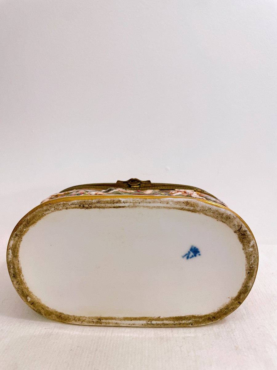 Oval Porcelain Box By Capo Di Monte, Decorated With Putti, Late 19th Century -photo-3