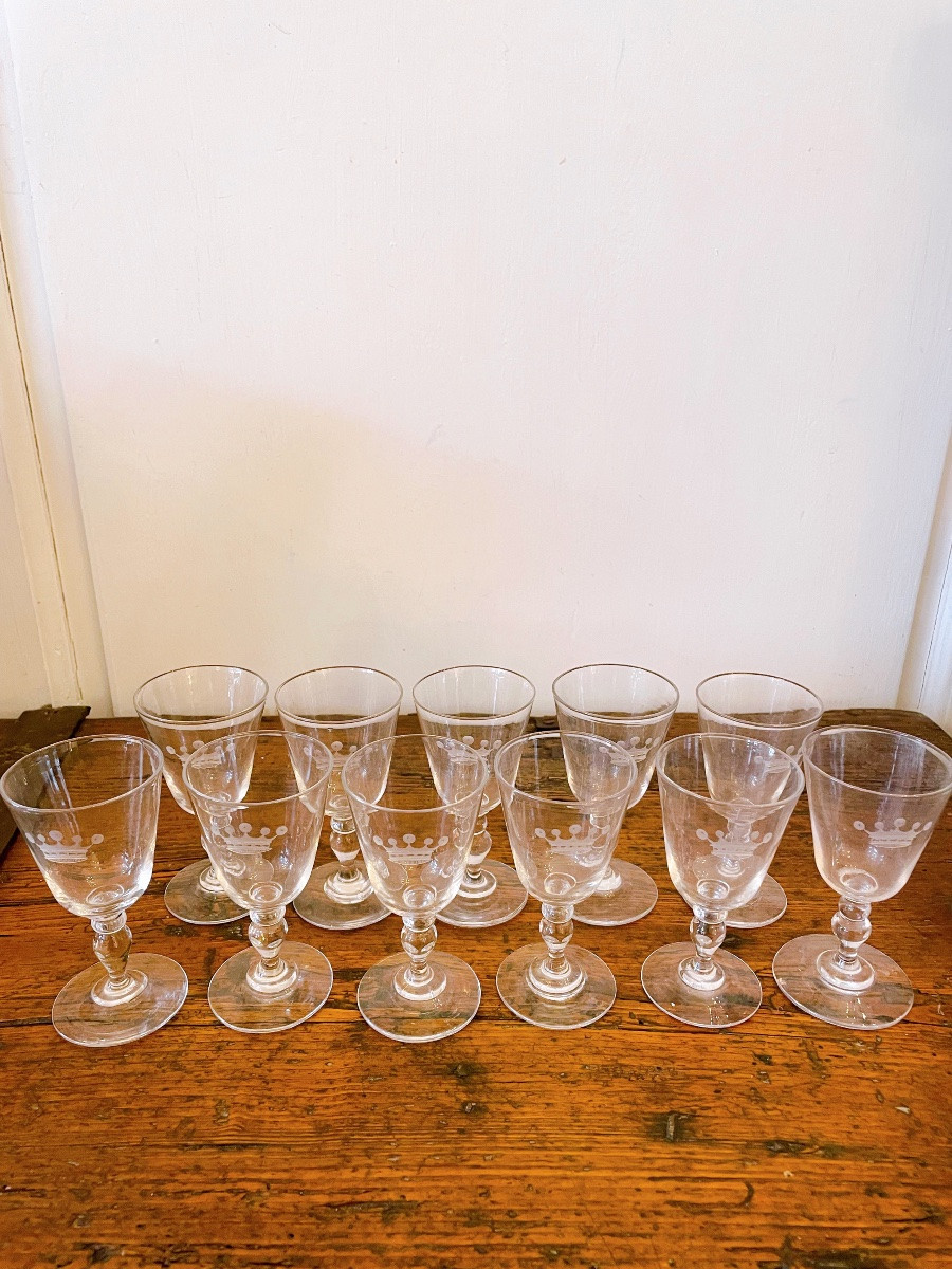 Small Crystal Glasses Engraved With A Viscount's Crown -photo-2