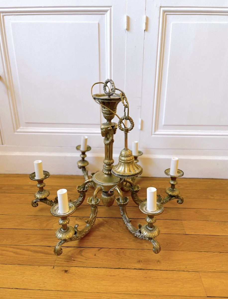 Lustre en bronze doré, 6 bras, décor néoclassique avec têtes de béliers de style Louis XVI