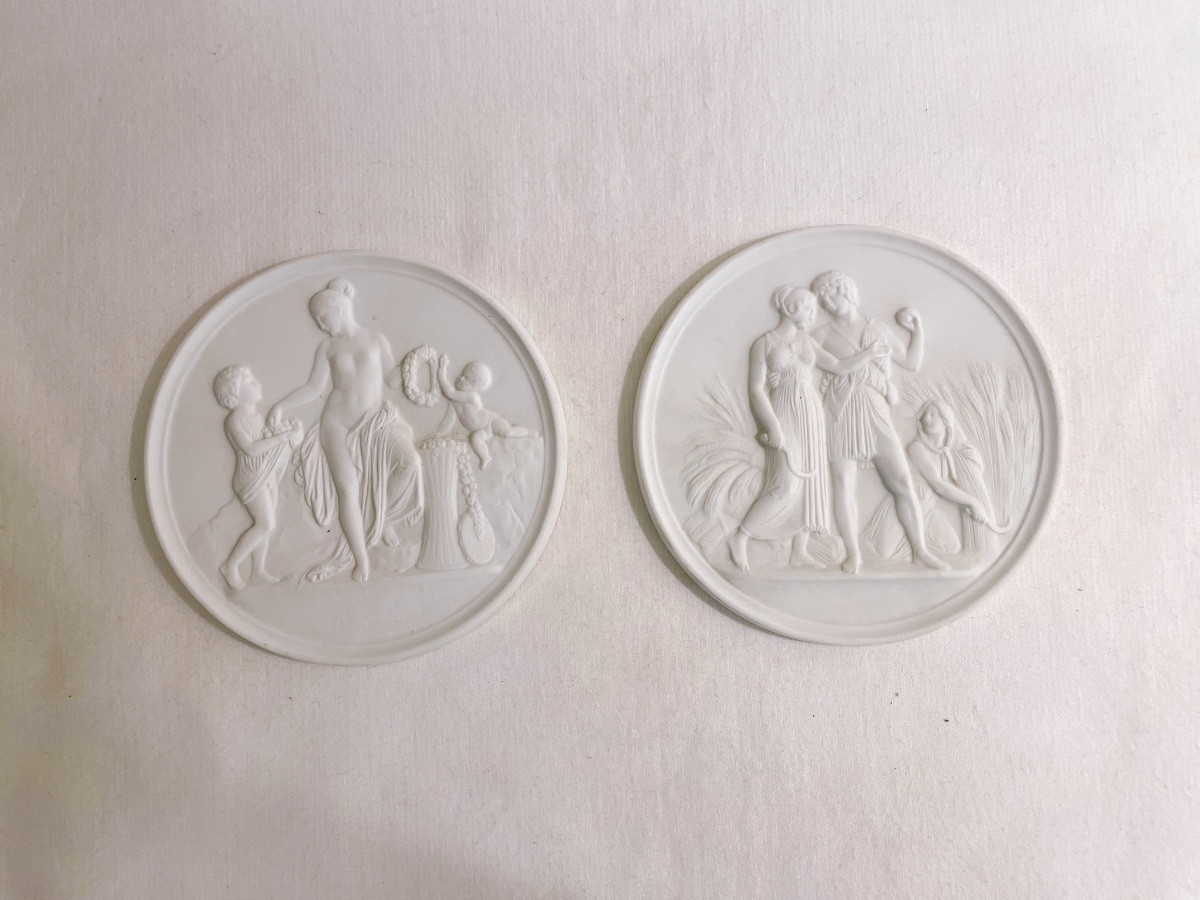 Paire De Médaillons En Biscuit De Royal Copenhagen De Style Empire