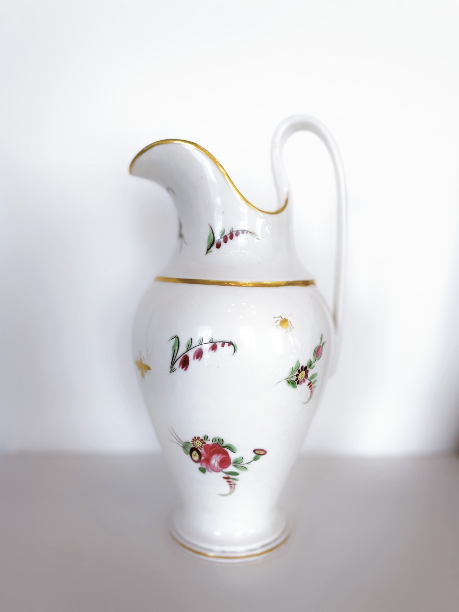 Pichet en porcelaine tendre avec anse fine et haute 18eme