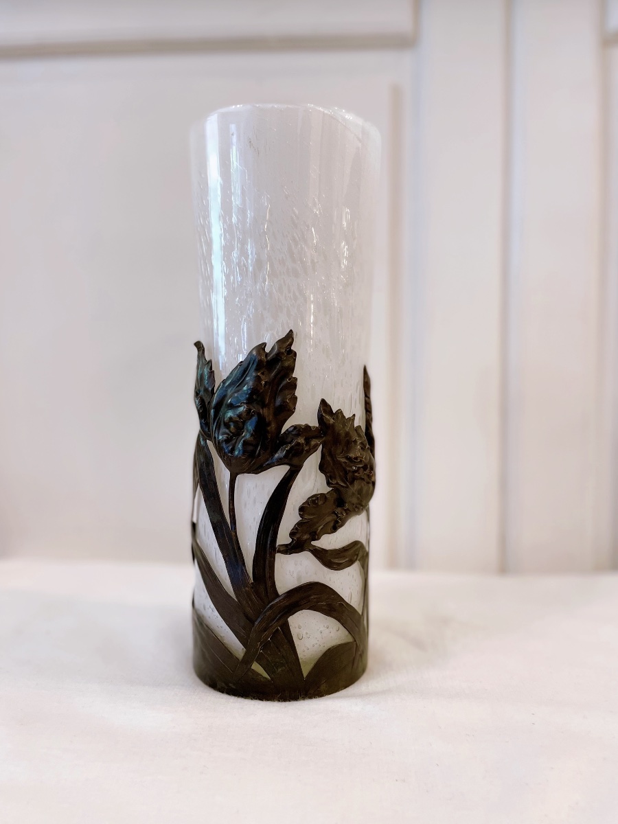 White Glass Paste Vase With A Floral Design In Brass By Maure-vieil-photo-3