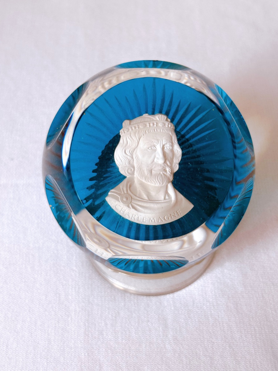Camée Charlemagne enchâssé dans un cristal de Baccarat 