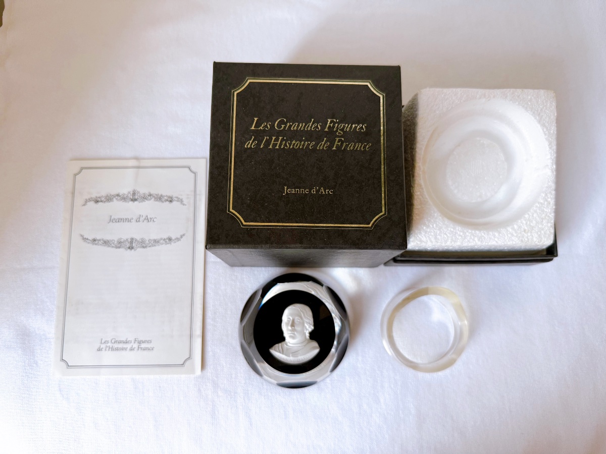 Camée Jeanne d’Arc enchâssé dans un cristal de Baccarat éditeur Le Médailler-photo-3