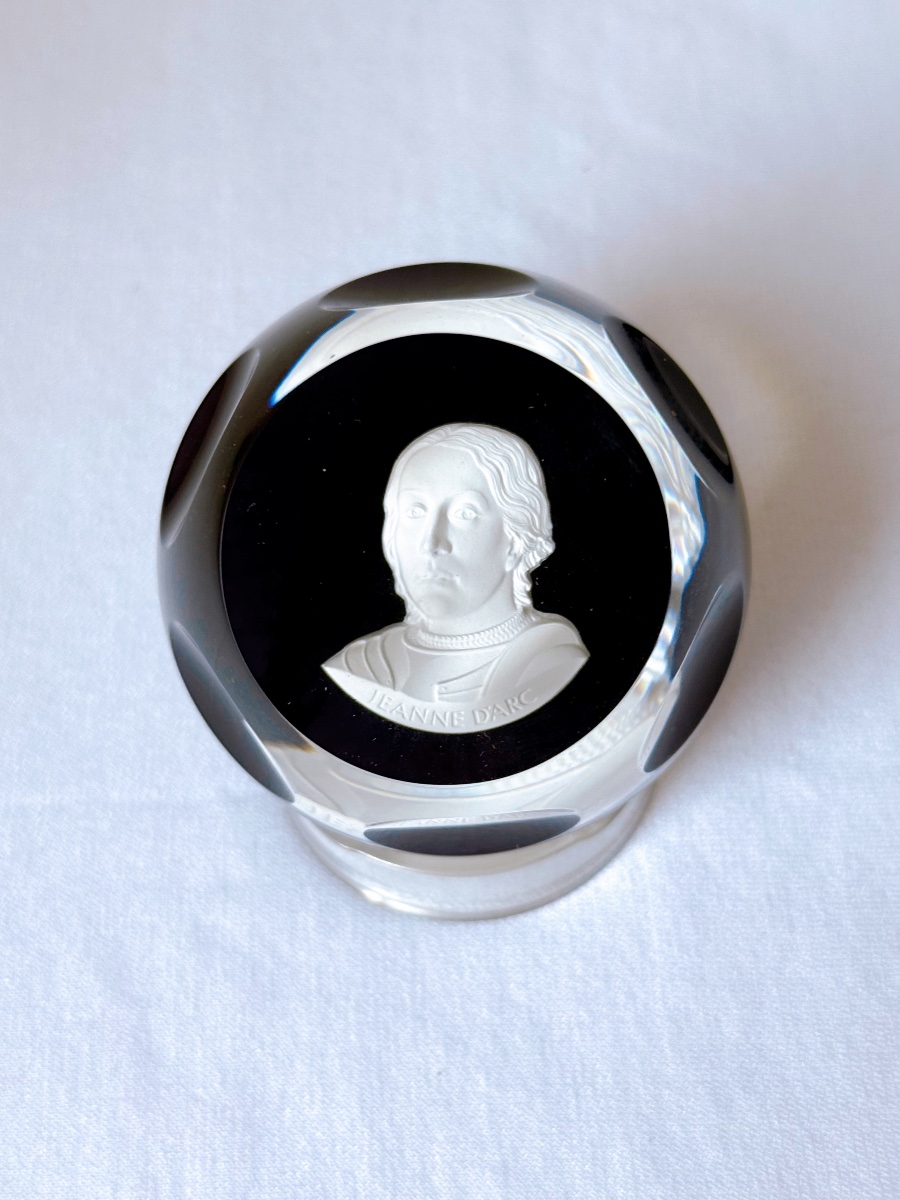 Camée Jeanne d’Arc enchâssé dans un cristal de Baccarat éditeur Le Médailler