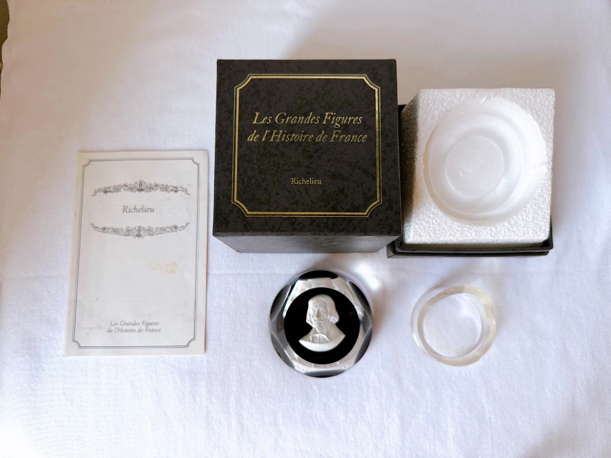 Camée Richelieu enchâssé dans un cristal de Baccarat éditeur Le Médailler-photo-2