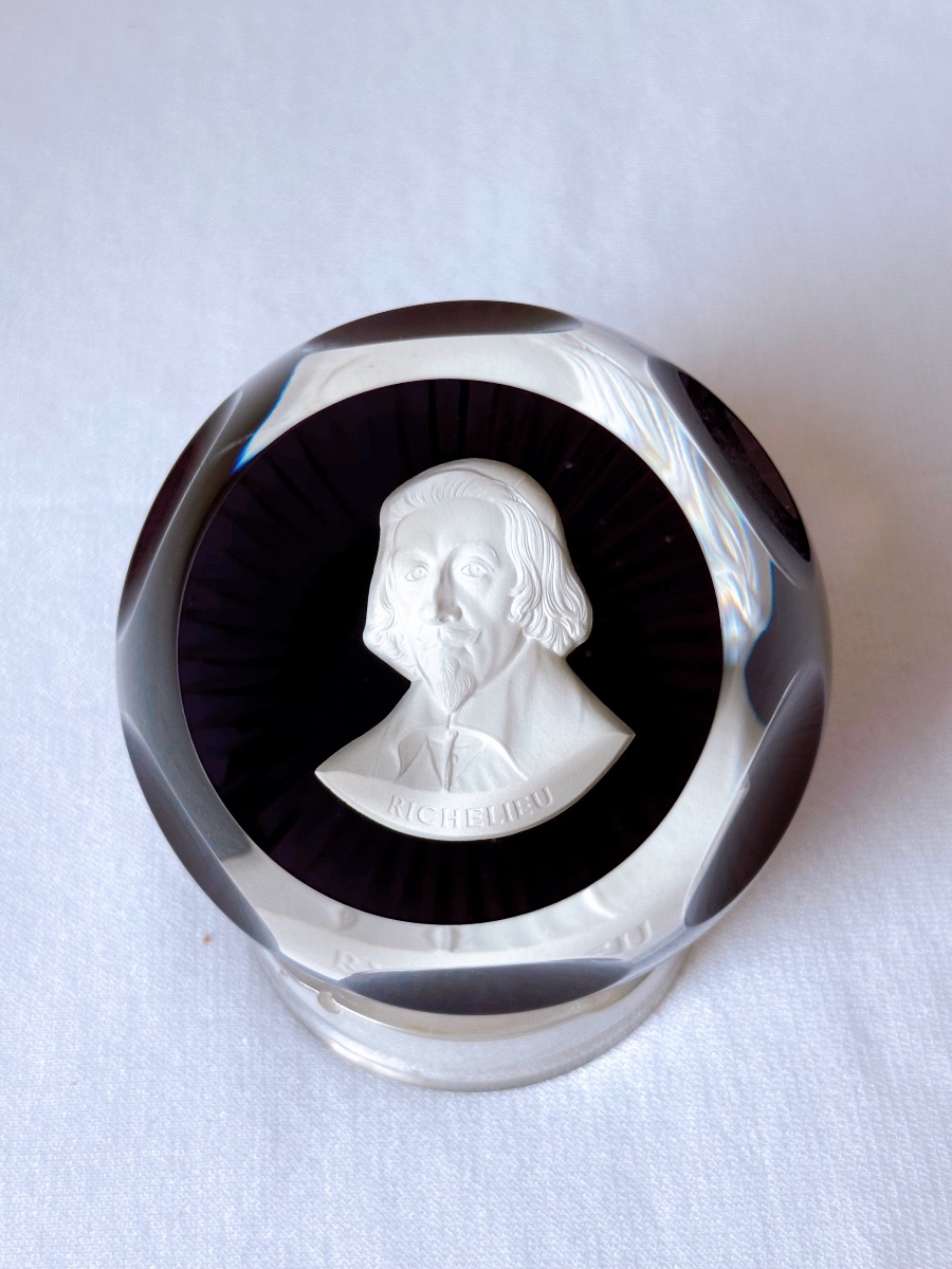 Camée Richelieu enchâssé dans un cristal de Baccarat éditeur Le Médailler