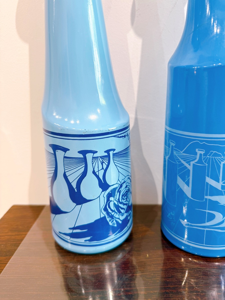 Trois bouteilles en verre bleu de Dali Salvador -photo-2