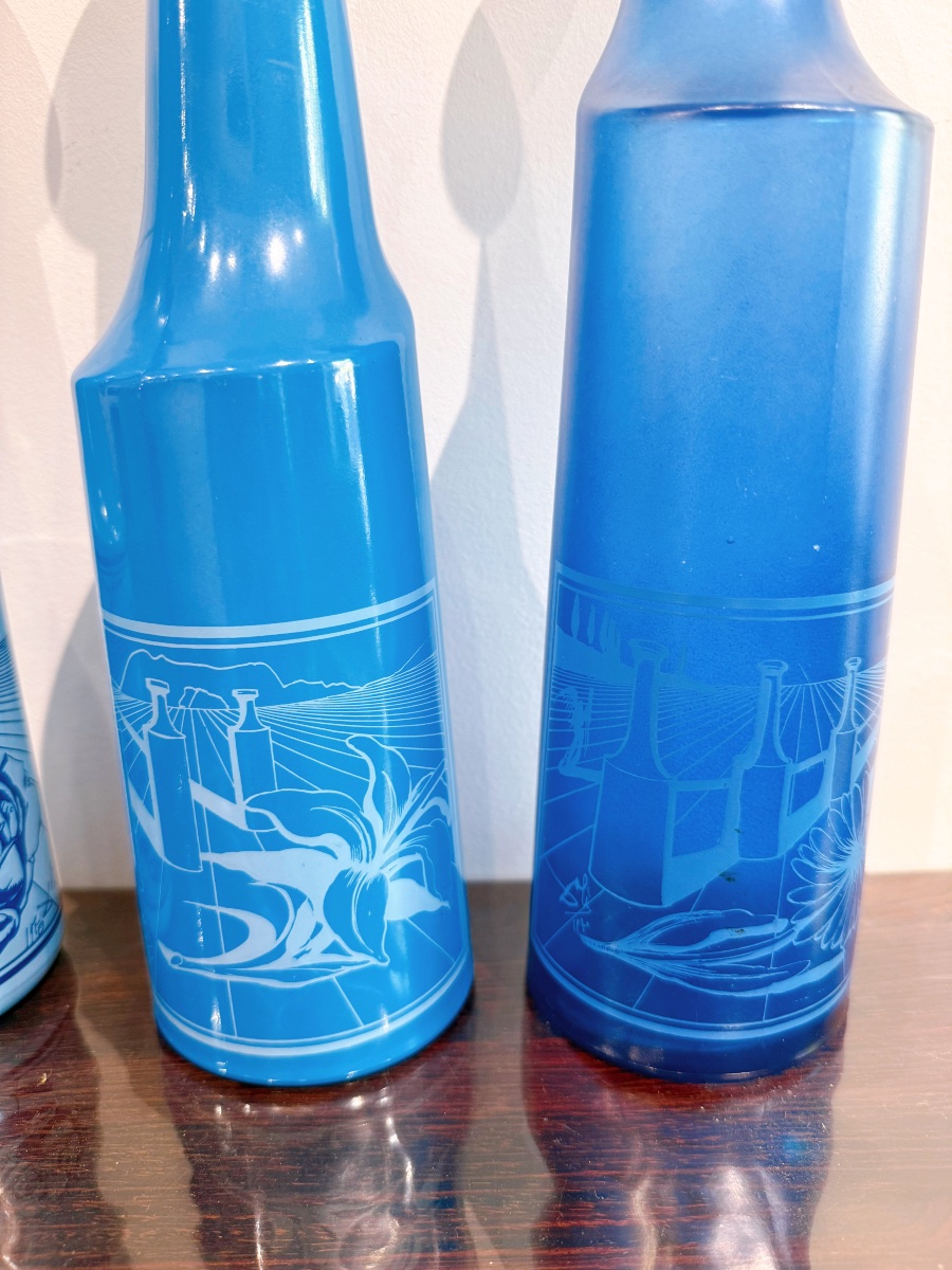 Trois bouteilles en verre bleu de Dali Salvador -photo-3