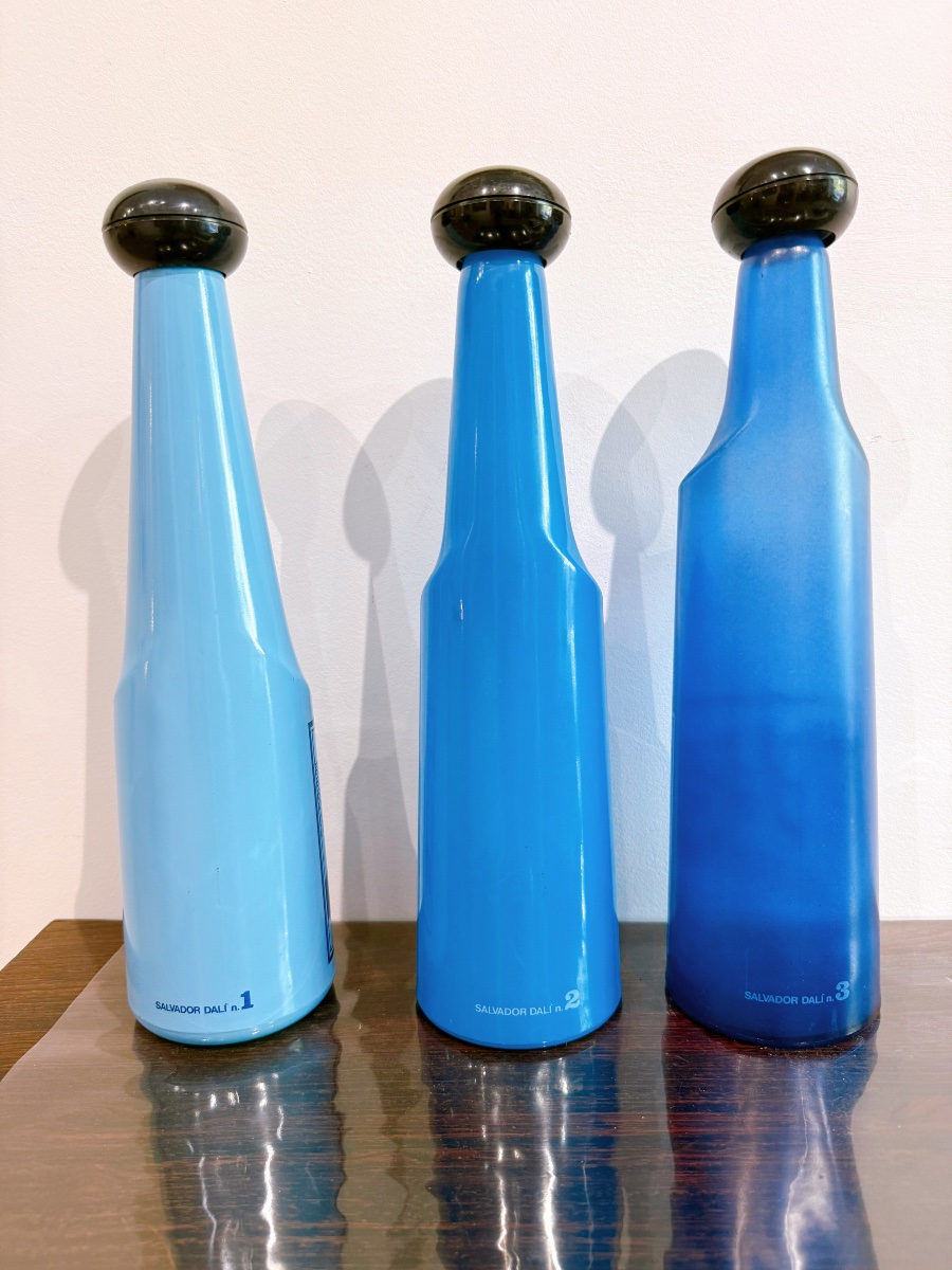 Trois bouteilles en verre bleu de Dali Salvador -photo-4